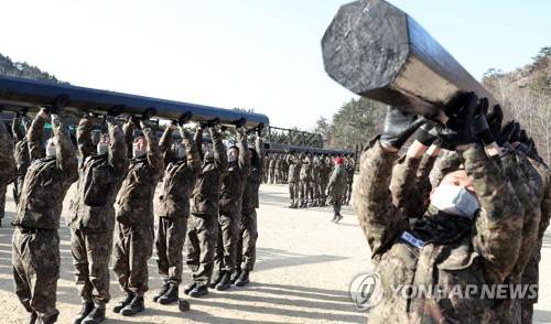해군 목봉체조 (창원=연합뉴스) 김동민 기자 = 추운 날씨가 이어진 29일 오전 경남 창원시 진해구 해군교육사령부 야전 교육훈련대에서 해군 654기 훈련병이 단결력과 협동심 배양을 위한 목봉체조를 하고 있다. 2019.1.29 image@yna.co.kr
