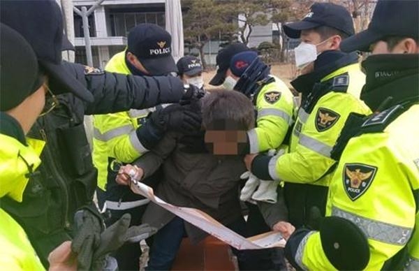 31일 경찰이 서울 종로구 주한 미 대사관 진입을 시도한 대진연 회원을 체포하고 있다. /연합뉴스
