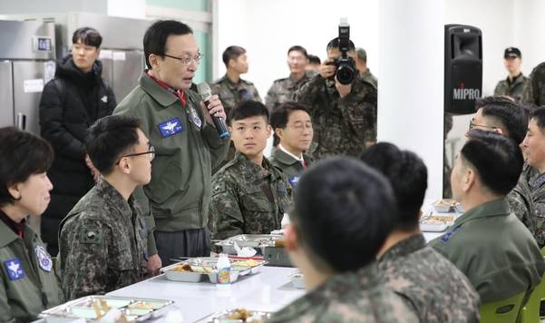 더불어민주당 이해찬 대표가 31일 오전 경기도 평택시 공군작전사령부를 방문, 장병들과 오찬을 함께하며 격려의 말을 하고 있다./연합뉴스