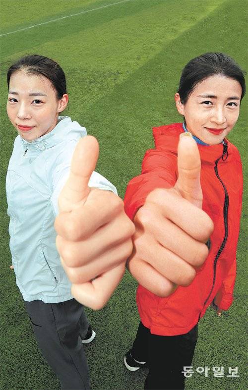 한국 여자 마라톤의 희망 김도연(오른쪽)과 안슬기가 30일 전지훈련 중인 전남 진도공설운동장에서 오전 훈련을 마친 뒤 카메라를 향해 ‘엄지 척’ 포즈를 취하고 있다. 약 20km를 평소보다 빠른 속도로 달린 뒤였지만 힘든 내색도 하지 않고 함께 뛴 남자 후배들을 격려하는 ‘프로다운’ 모습을 보여줬다. 진도=박영철 기자 skyblue@donga.com