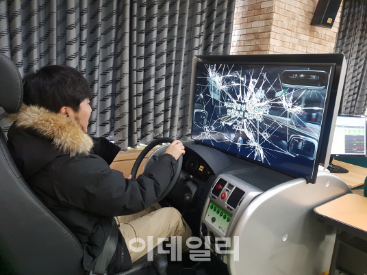 본지 신중섭 기자가 30일 도로교통공단 서울지부에서 시뮬레이터를 통해 음주운전 가상체험을 하고 있다.
