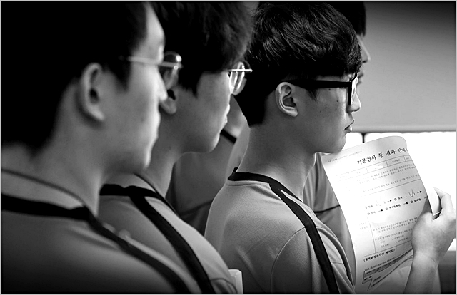 서울지방병무청 제1병역판정검사장에서 병역판정대상자들이 자신들의 판정 순서를 기다리고 있다 (자료사진) ⓒ연합뉴스