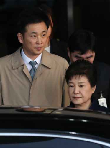 지난 2017년 3월 22일 검찰 조사를 받은 뒤 귀가하는 박근혜 전 대통령을 유영하 변호사가 배웅하고 있다./연합뉴스