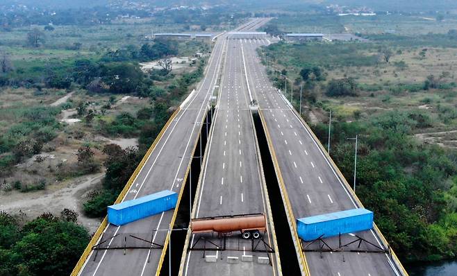 6일(현지시간) 베네수엘라 타치라와 콜럼비아 쿠쿠타를 연결하는 티엔디타스 다리위에 베네수엘라 군이 설치한 오일 탱크와 화물 컨테이너가 도로를 막고 있다. [AFP=연합뉴스]