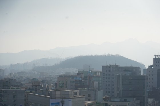 지난달 23일 서울 관악구 당곡사거리 일대가 미세먼지의 영향으로 뿌옇다. 천권필 기자.