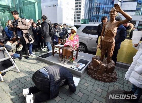【부산=뉴시스】 하경민 기자 = 26일 부산 동구 일본총영사관 앞 평화의 소녀상에 옆에 강제징용노동자상 모형이 설치되자 한 시민단체 참가자 큰절을 하고 있다. 2018.12.26. yulnetphoto@newsis.com <저작권자ⓒ 공감언론 뉴시스통신사. 무단전재-재배포 금지.>
