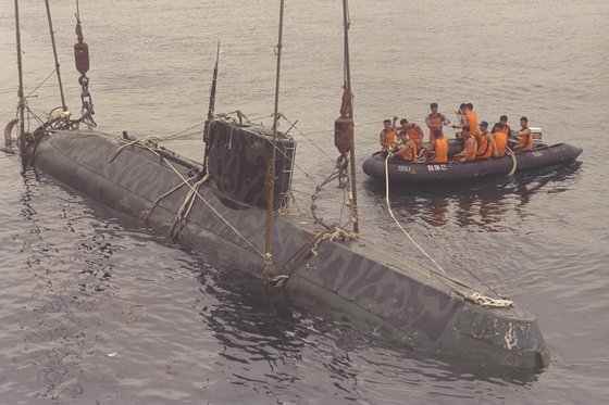 1998년 6월 22일 오후 4시 33분쯤 강원도 속초시 동쪽 해상에서 북한 특수부대 소속 잠수정 1척이 어선의 그물에 걸려 표류하다 해군에 의해 예인됐다. 진해 해군기지로 옮기기 위해 해군 장병이 작업을 하고 있다. [중앙포토]
