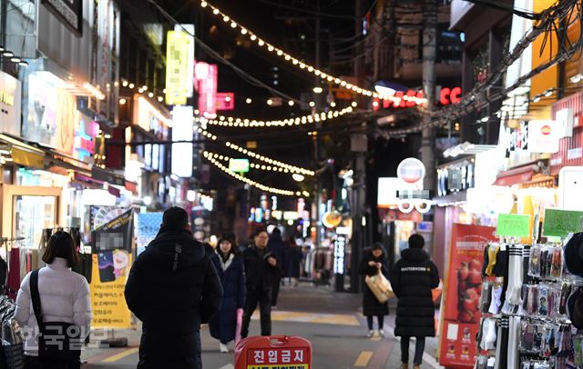 일요일인 10일 저녁 서울 은평구 연신내 먹자골목을 찾은 사람들이 거리를 걷고 있다. 서재훈 기자 spring@hankookilbo.com