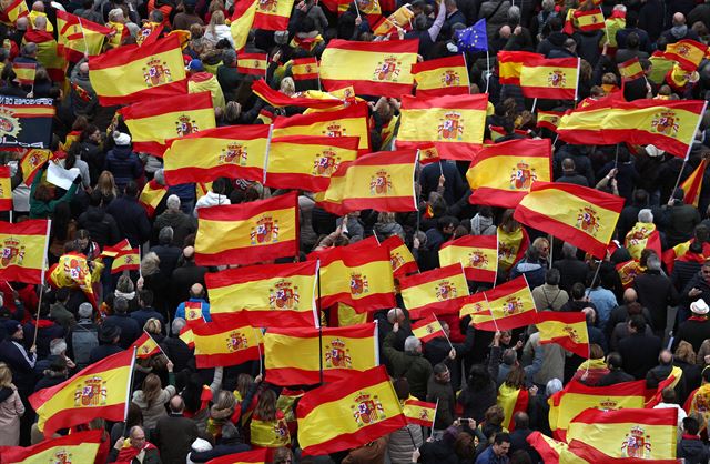 10일 스페인 수도 마드리드에서 정부의 카탈루냐 대화 기조에 반발하는 대규모 우파 시위가 열렸다. 마드리드=로이터 연합뉴스