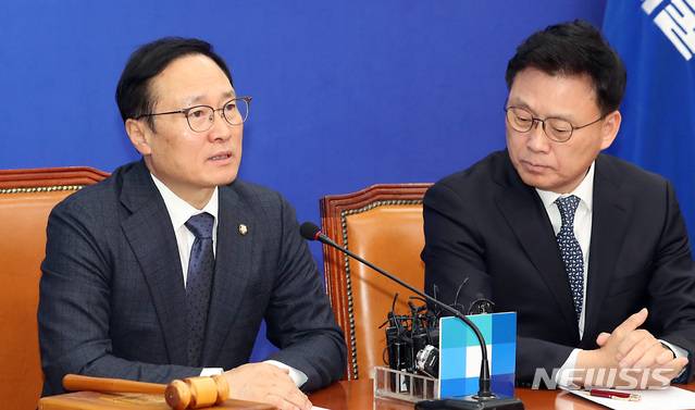 【서울=뉴시스】이종철 기자 = 11일 서울 여의도 국회에서 열린 더불어민주당 최고위원회의에서 홍영표 원내대표가 모두발언을 하고 있다. 2019.02.11.jc4321@newsis.com