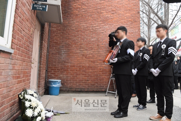 이제 편히 쉬세요  - 10일 유족들이 설 연휴에도 자리를 지키며 마지막까지 응급의료체계 개편에 매달렸던 그의 집무실 앞에서 영정 사진을 들고 애도하고 있다.박윤슬 기자 seul@seoul.co.kr