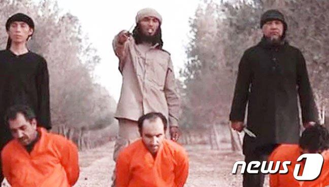 IS 인질 처형 선전 영상. 왼쪽 처형자가 사이후딘. © 뉴스1