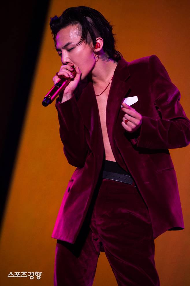 지드래곤이 약 1년만에 근황을 전했다. 소속사 제공