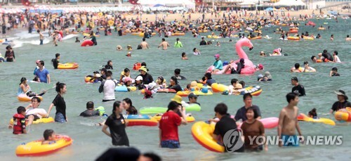 지난해 여름 휴가철을 맞은 부산 해운대 해수욕장의 모습 [연합뉴스 자료사진]