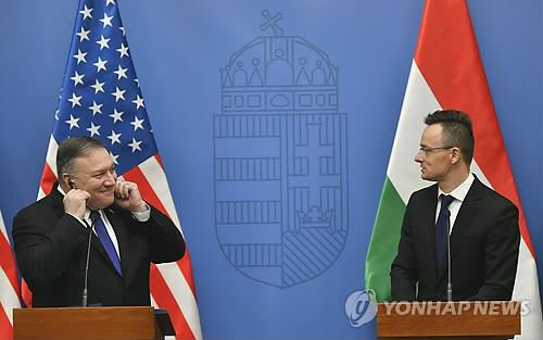 마이크 폼페이오 미국 국무장관(왼쪽)과 페테르 시야트로 헝가리 외무장관 [AP=연합뉴스]