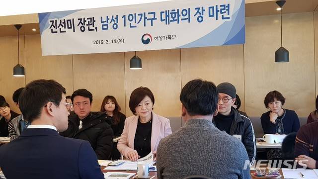 【서울=뉴시스】구무서 기자 = 진선미 여성가족부 장관이 14일 서울 도봉구에서 열린 남성 1인가구 대화의 장에 참석해 참석자들의 의견을 듣고 있다. 이날 간담회에 참석한 3040 1인가구 남성들은 주거, 생활, 복지 등 다방면에서 겪는 어려움을 호소했다. 2019. 02. 14. nowest@newsis.com