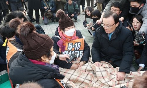 더불어민주당 이해찬 대표가 지난 1월 14일 국회 앞 농성장에서 5·18 민주화운동 희생자·부상자 가족과 만나 면담하고 있다.
