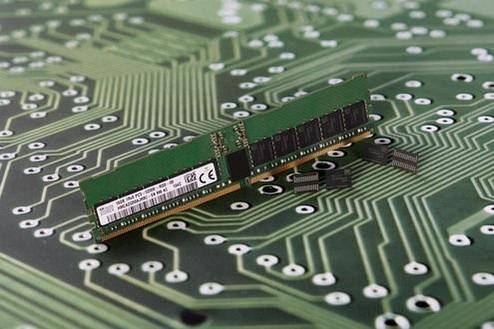 SK하이닉스가 개발해 지난해 11월 공개한 차세대 D램 반도체, 16Gb(기가비트) DDR5 D램. /SK하이닉스 제공