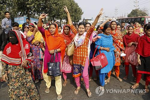 임금인상 시위 벌이는 방글라데시 의류 노동자들 (다카 AP=연합뉴스) 2019년 1월 9일(현지시간) 방글라데시 수도 다카 외곽 사바르에서 의류 노동자들이 임금인상 등을 요구하며 시위를 벌이고 있다.       leekm@yna.co.kr