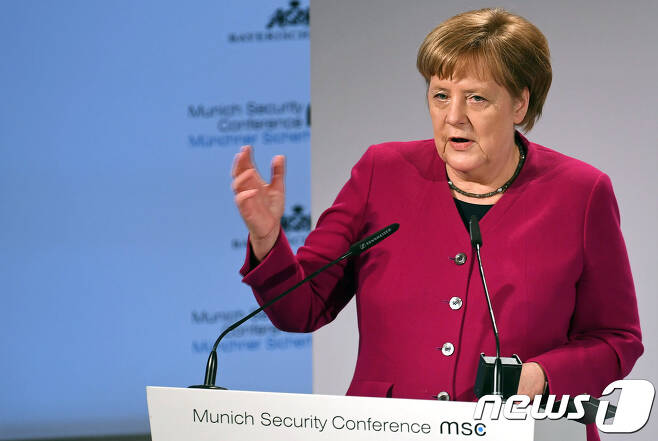 지난 16일 독일에서 열린 뮌헨안보회의에서 연설하는 앙겔라 메르켈 독일 총리 © 로이터=뉴스1