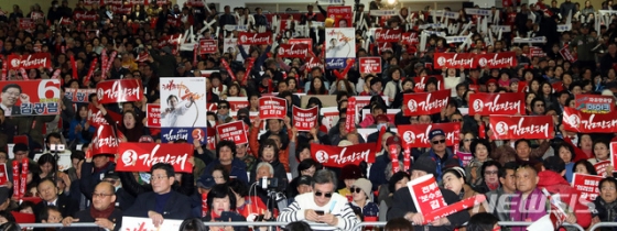 18일 오후 대구 엑스코 엑스코홀에서 열린 자유한국당 제3차 전당대회 대구 경북 합동연설회에서 지지자들이 연호하고 있다. /사진=뉴시스