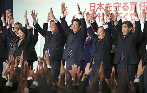 ⓒAP Photo 아베 일본 총리(가운데)가 지난해 9월20일 자민당 총재 선거에서 승리한 뒤 만세를 부르고 있다.