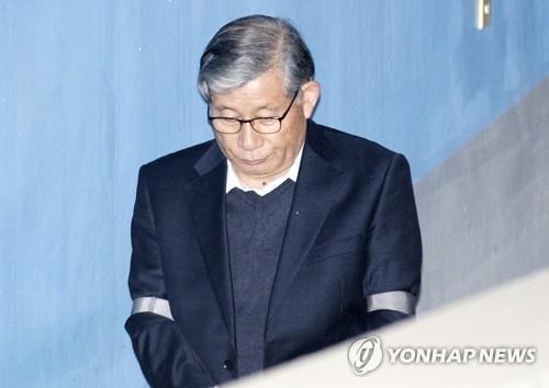 법정으로 향하는 배득식 전 기무사령관.  [연합뉴스 자료사진]