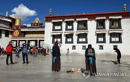 티베트자치구 라싸의 '조캉사원' 연합뉴스 자료사진