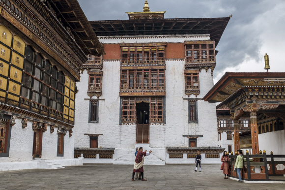 부탄 내 여러 종 가운데 가장 규모가 큰 따시최종. 행정부와 사법부, 지역 관할 사찰이 함께 들어선 복합 청사다.