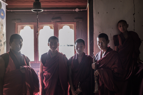 부탄 서부 지역 왕디에 자리한 네젤강 사원의 스님들. 부탄의 불교는 티베트 불교에 인도의 불교가 더해져 주문과 주술을 중요하게 여긴다.