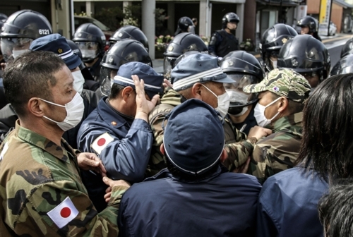 22일 오후 시마네현 현민회관에서 열린 '다케시마의 날' 기념 행사에 참석하기 위해 몰려드는 일본 우익단체 인사들이 경찰의 제지를 받고 있다. [교도=연합뉴스]