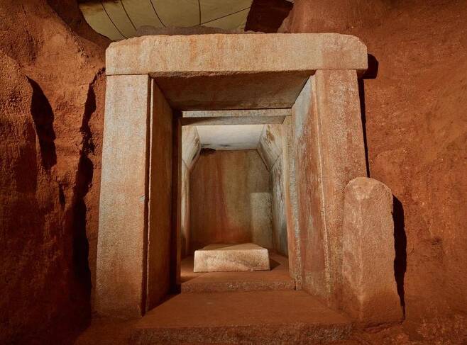 익산 대왕릉은 일제강점기 일본 학자에 의해 발굴됐지만 내부 유물은 이미 대부분 도굴된 상태였다. 2018년 재발굴 때 유골함과 부스러진 뼛조각이 네모난 관 받침대 돌 위에서 발견됐다. 바깥 입구에서 본 대왕릉 돌방의 모습. 국립부여문화재연구소 제공