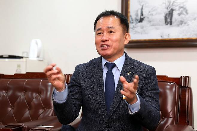 김재수 우진교통 대표는 민주노총 충북본부 사무처장으로 있다가 2004년 파업 때부터 합류했다. 그는 첫 임기 3년을 마치고 민주노총으로 복귀를 희망했으나, 구성원들이 만류해 지금까지 대표를 맡고 있다. 청주/강재훈 선임기자 khan@hani.co.kr