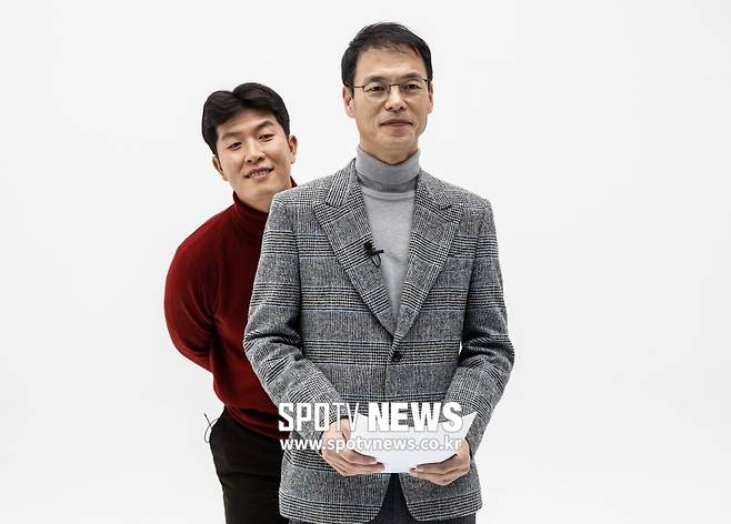 ▲ 은퇴한 김병현이 SPOTV 스포츠타임 인터뷰에 출연해 자신을 소개하는 스포티비뉴스 이재국 기자 뒤로 돌아가 장난스럽게 얼굴을 내밀고 있다. 그는 2006년 WBC 때도 중계방송 캐스터와 해설자 뒤로 불쑥 얼굴을 내밀어 웃음을 선사한 바 있다. ⓒ한희재 기자