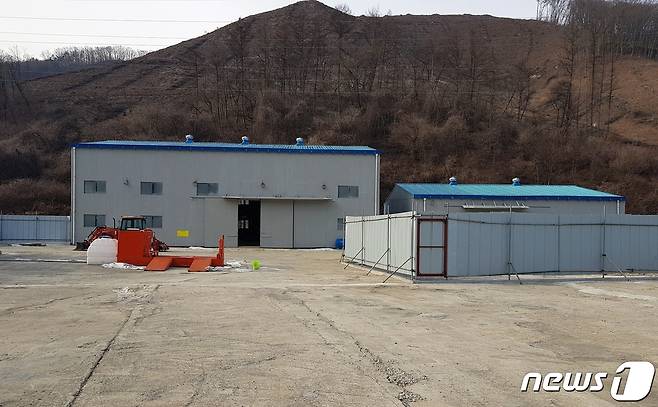 전북 임실군 신덕면 수천리에 있는 '오염토양 반입정화시설' 전경. 왼쪽이 정화시설, 오른쪽이 보관시설이다.2019.2.24/뉴스1 © News1 박준배 기자