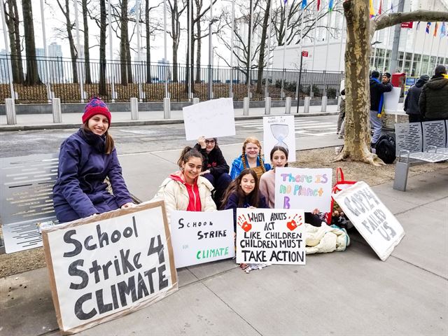 알렉산드리아 빌라세노르(맨 왼쪽)을 비롯한 미국 10대 청소년들이 뉴욕 유엔 본부 앞에서 ‘기후를 위한 휴교’라는 팻말 등을 들고 기후 변화에 대비하는 행동에 나설 것을 촉구하는 시위를 벌이고 있다. 빌라세노르 트위터.