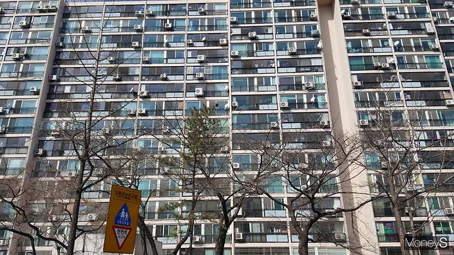 서울시내 한 아파트단지의 발코니. /사진=김창성 기자