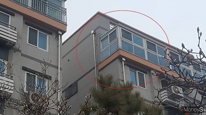 불법 증축(빨간 동그라미 안)이 의심되는 서울시내 한 빌라의 베란다. /사진=김창성 기자