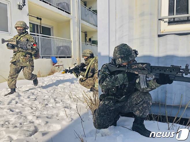 지난 24일 강원도 인제 육군과학화전투훈련단(KCTC)에서 진행된 건물지역 전투훈련에서 28사단 장병들이 사주경계 속에 신속하게 건물지역을 통과하고 있다. (육군 제공) 2019.2.25/뉴스1