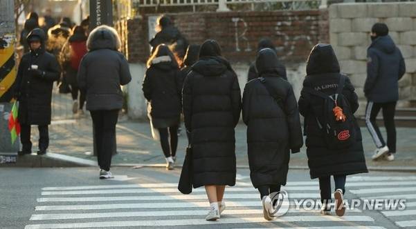 이제 롱패딩을 보내줘야 할 때. 다음 겨울에도 잘 입고 싶다면 어떻게 관리해야 할까?/연합뉴스 제공