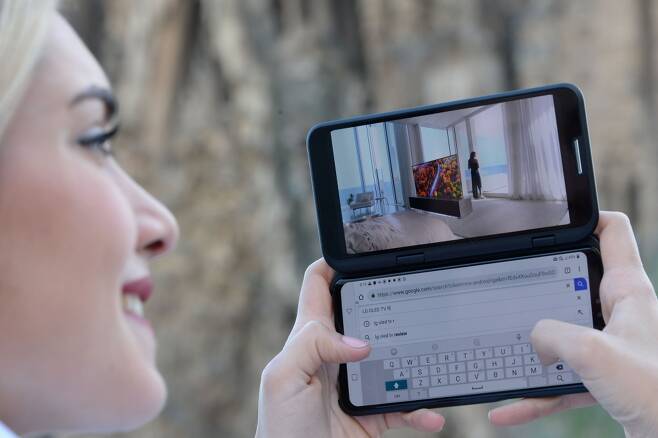 LG V50 씽큐 5G에 듀얼 스크린을 장착해 영상을 보면 실시간 검색을 하고 있다 /사진=LG전자
