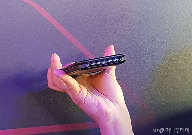 LG V50 씽큐 5G에 듀얼 스크린 장착한 모습 /사진=강미선 기자
