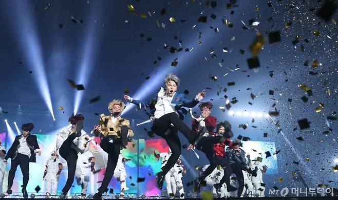  그룹 방탄소년단이 28일 오후 인천 남동체육관에서 열린 '2018 Asia Artist Awards'(2018 아시아아티스트어워즈 '2018 AAA')에서 무대를 선보이고 있다.