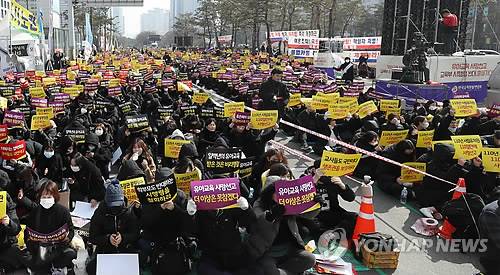 국회 앞 한유총 (서울=연합뉴스) 박동주 기자 = 사립유치원단체인 한국유치원총연합회(한유총) 관계자들이 25일 오후 서울 국회 앞에서 '유치원 3법'(유아교육법·사립학교법·학교급식법 개정안)과 정부의 유아교육법 시행령 개정안 반대 총궐기대회를 열고 손팻말을 흔들고 있다. 2019.2.25 pdj6635@yna.co.kr