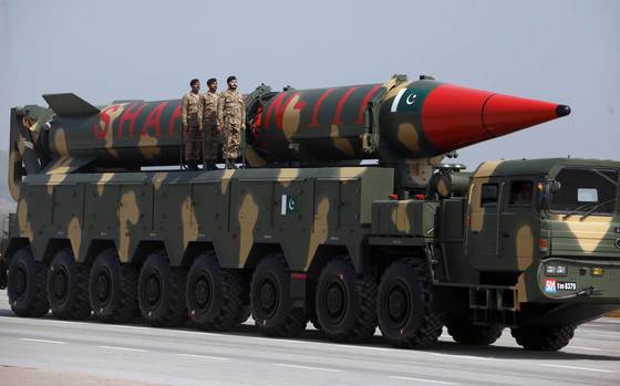 파키스탄군이 지난해 3월 23일(현지시간) 수도 이슬라마드에서 열린 국경일 열병식에서 샤힌-III 미사일을 선보이고 있다. 이 미사일은 최대 사거리가 2750㎞인 준중거리탄도미사일(MRBM)이다. [AP=연합]