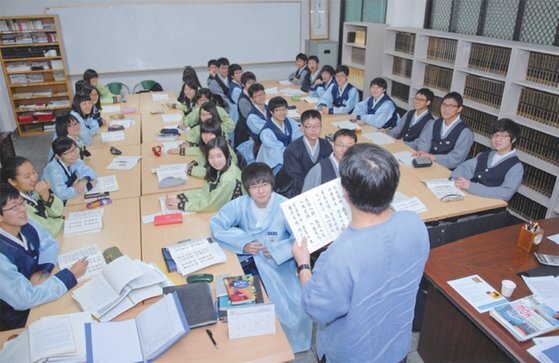 민사고 학생들의 수업 장면. 한복을 입고 민족주체성교육을 지향한다. / 사진:민족사관고