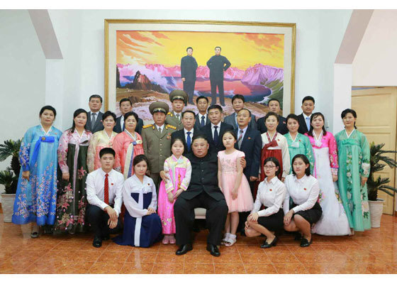 26일 오후 5시께 하노이 북한 대사관을 방문한 김정은 북한 국무위원장이 대사관 내에서 직원들과 단체사진을 찍고 있다. [노동신문]