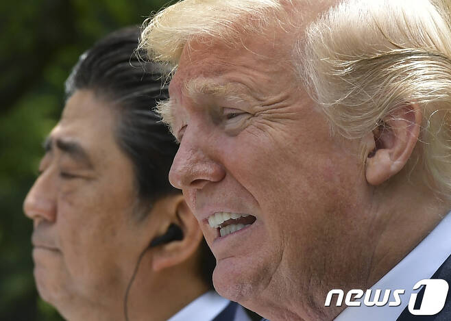 도널드 트럼프 미국 대통령(앞)과 아베 신조 일본 총리 <자료사진> © AFP=뉴스1 © News1 우동명 기자