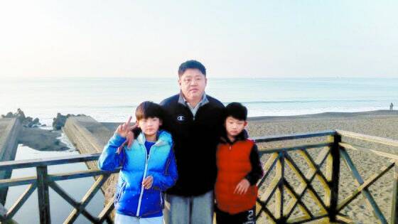 강동희 전 감독(가운데)과 두 아들. 강성욱(왼쪽)과 민수 모두 호계중 농구 선수다. [사진 강성욱]