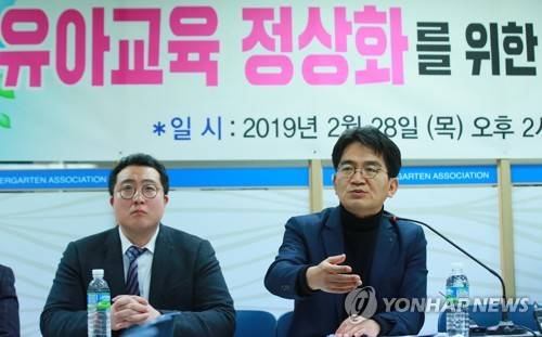 한유총, 사립유치원 개학 무기한 연기 (서울=연합뉴스) 홍해인 기자 = 이덕선 한국유치원단체총연합회(한유총) 이사장이 28일 오후 서울 용산구 한유총 사무실에서 에듀 파인 수용 및 다가온 유치원 개학을 무기한 연기하는 것과 관련해 취재진의 질문에 답하고 있다. 2019.2.28 hihong@yna.co.kr